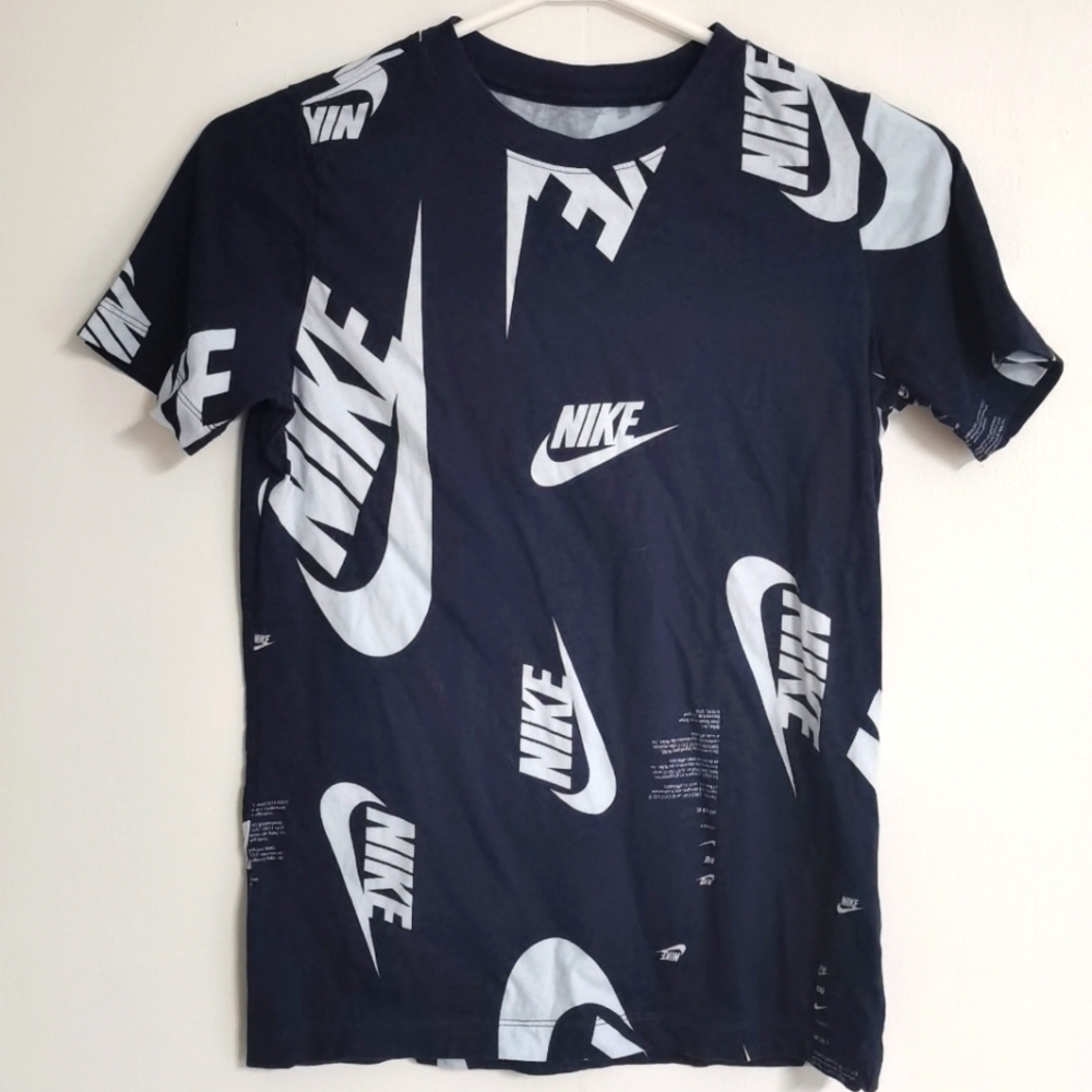 Nike NSW Club Essential T-shirt with All-over Print Black/white Size M